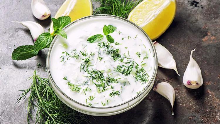 Türk sarımsaqlı cacık