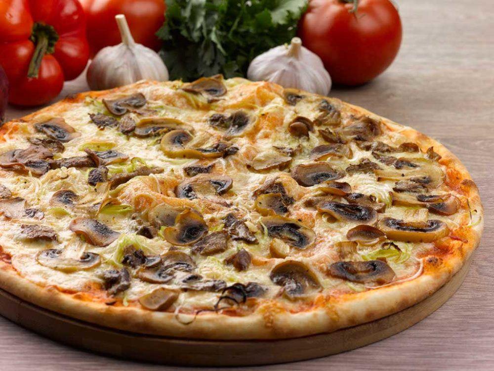 Göbələkli Pizza