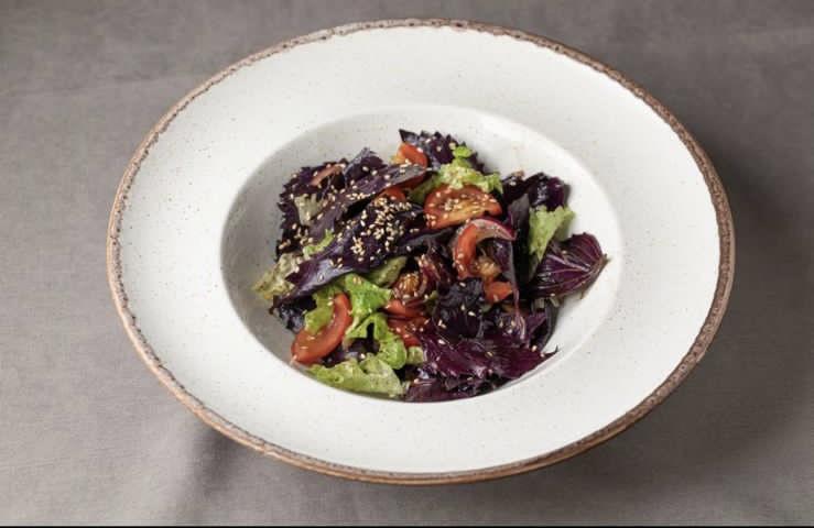 Pomidorlu reyhan salatı 