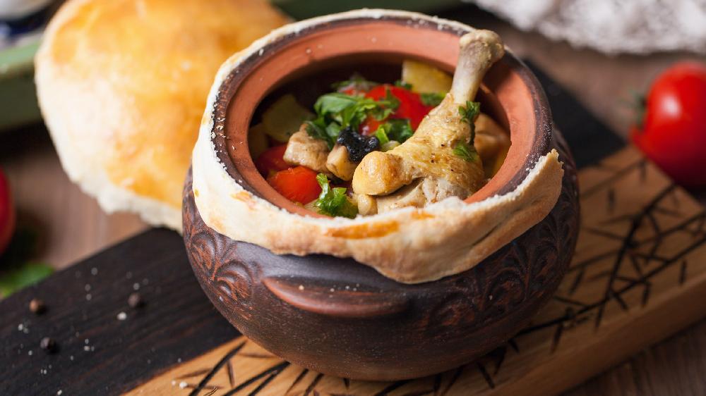 Рагу с молодой курочкой в горшочке 					