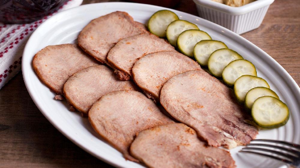 Язык копченый с огурчиком и горчицей 					