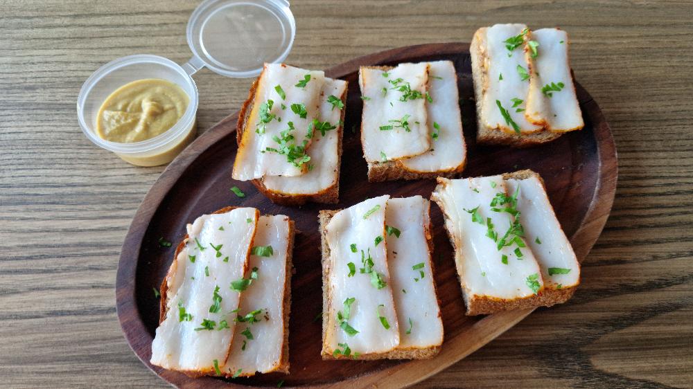 Сало копченое на хлебе с лучком 					