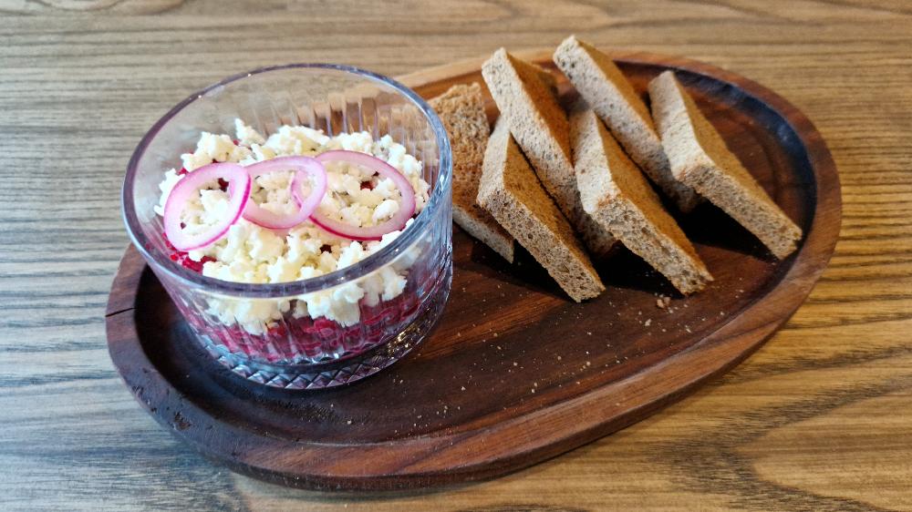 Гренки с буряком, чесноком и брынзой 					