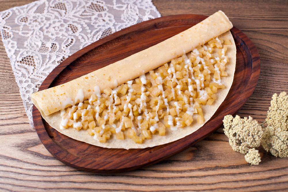 Блин с яблоком, корицей и сгущенкой