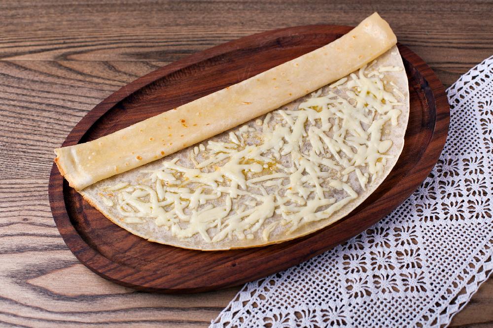 Блин со сливочным маслом и сулугуни