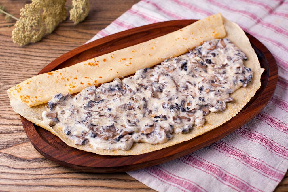 Блин с грибами, сыром и сливочным соусом