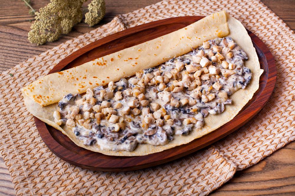 Блин с курицей, грибами, сыром и сливочным соусом