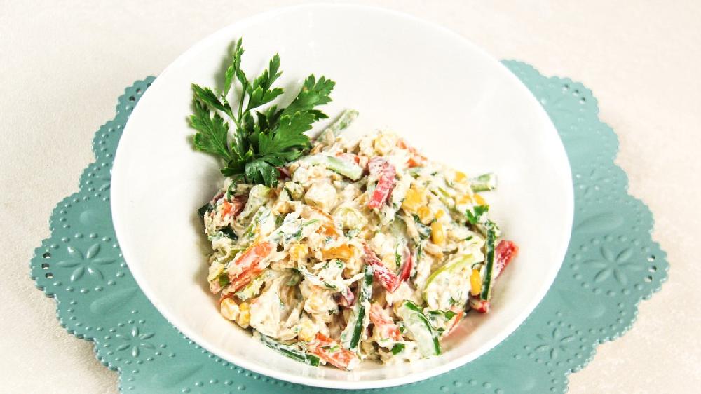 Toyuq salatı 