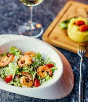 Sezar salatı  krevetka ilə