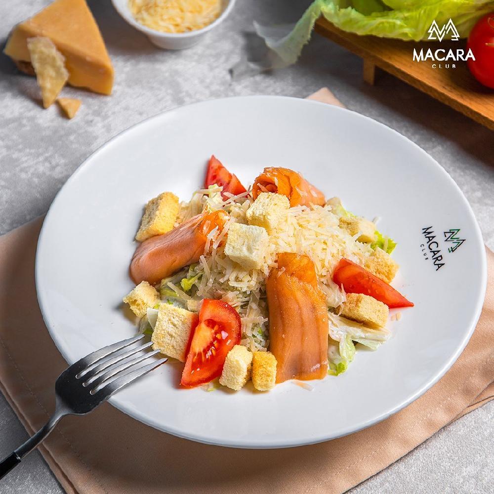 Sezar Salatı Salmon Balığı ilə