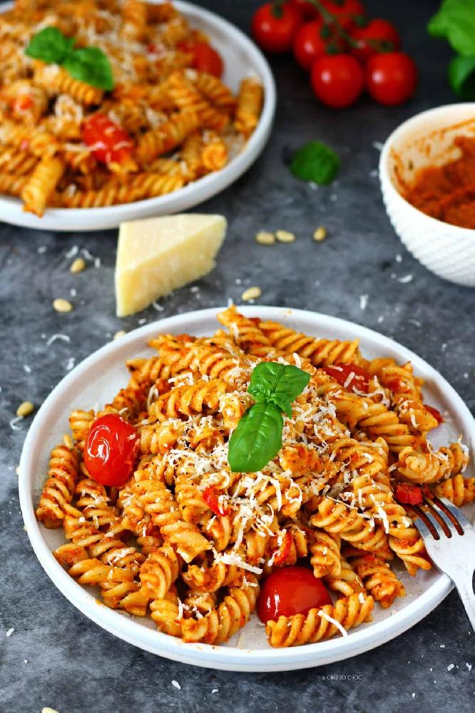 Pomidor vǝ Pesto Souslu Pasta Fusili