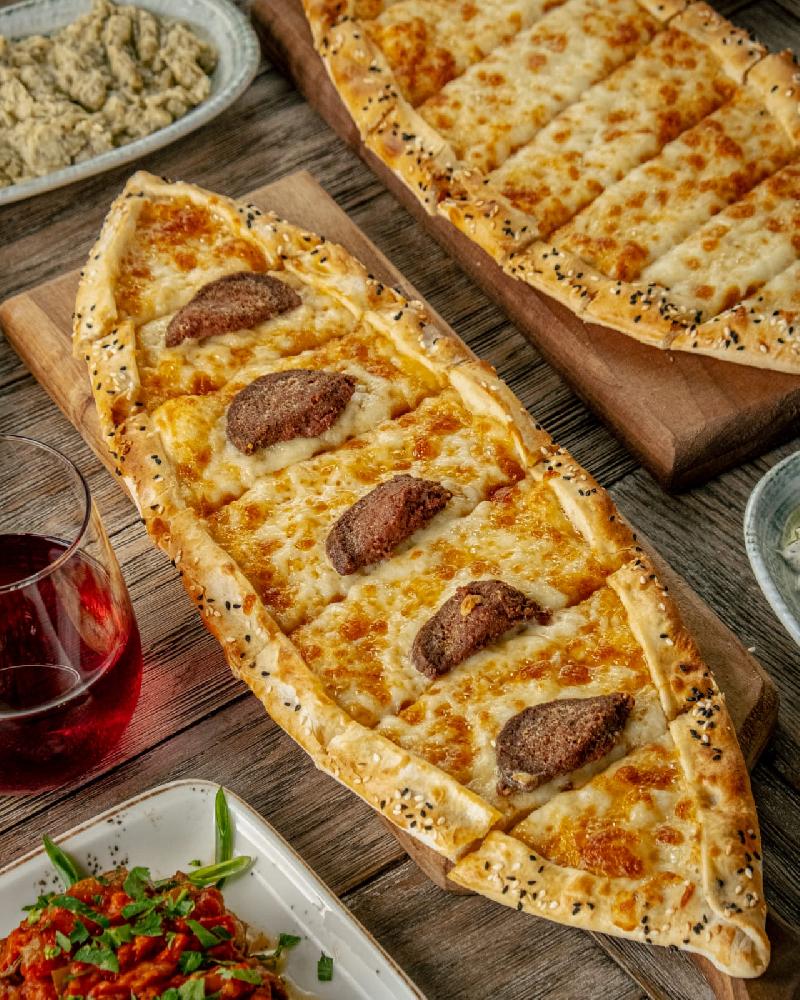 Pendirli kolbasalı pide 
