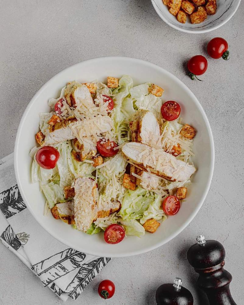 Toyuqlu sezar salatı