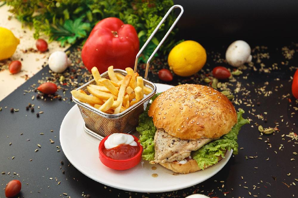 Toyuq Burger (450qr)