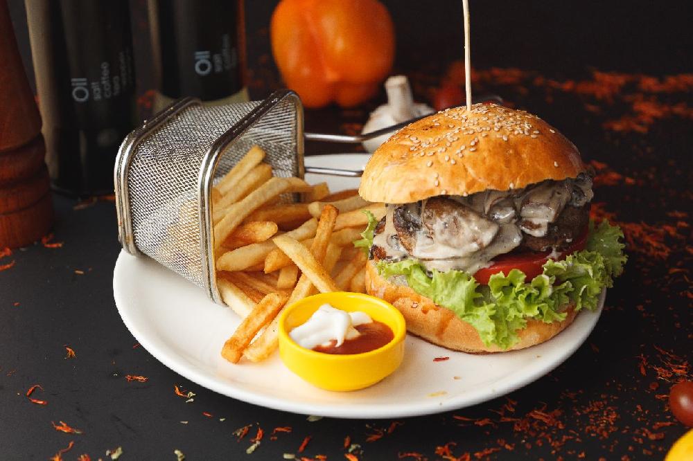 Göbələk Souslu Burger (400qr)