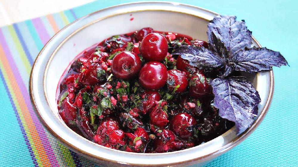 Vişnəli pomidor salatı