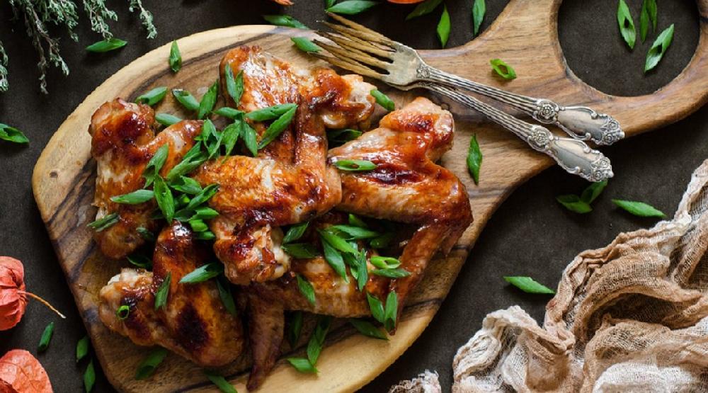 Toyuq qanadları BBQ sousda