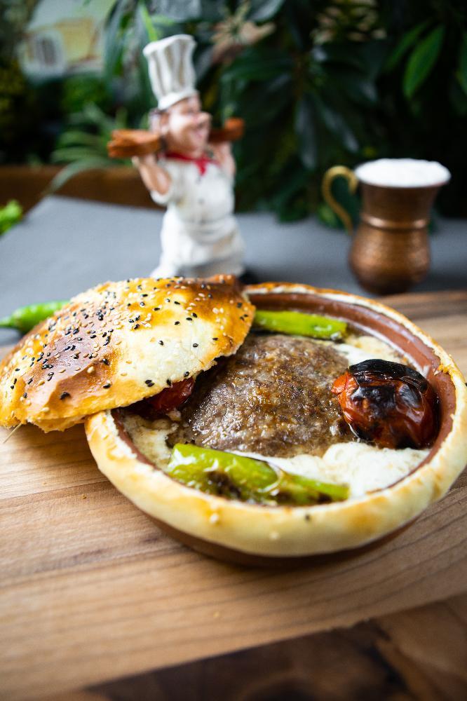 Guveçte köfte kaşar peynirli
