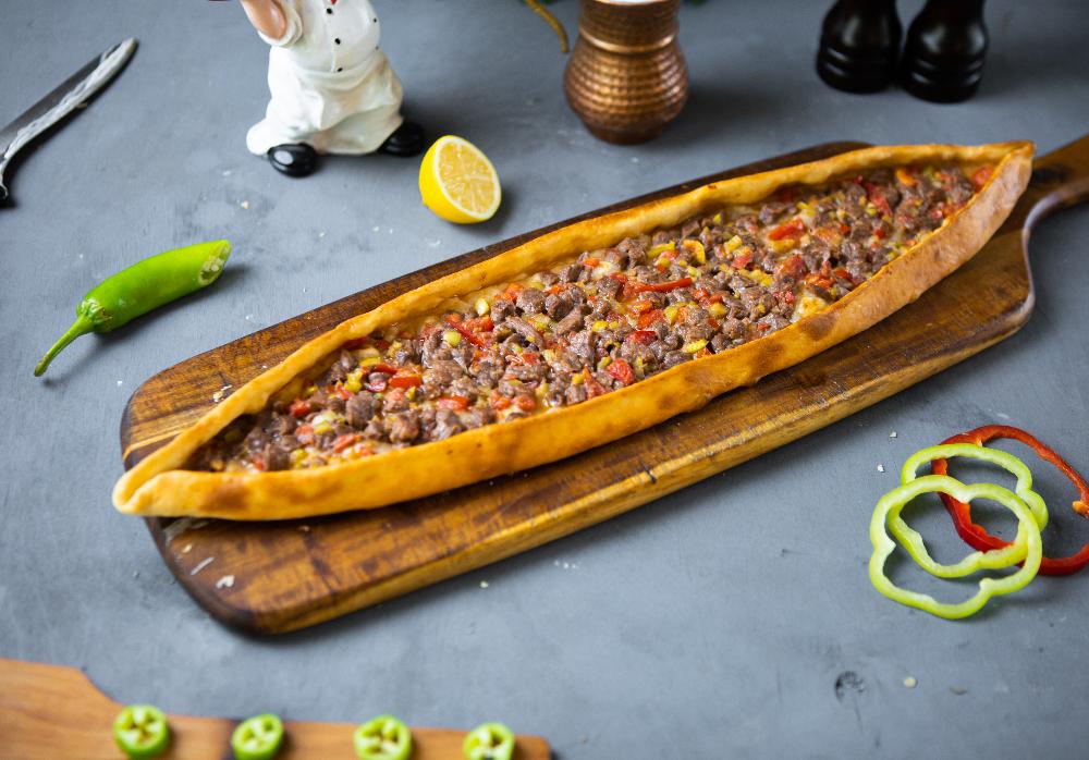 Kıymalı Kaşar Peynirli Pide