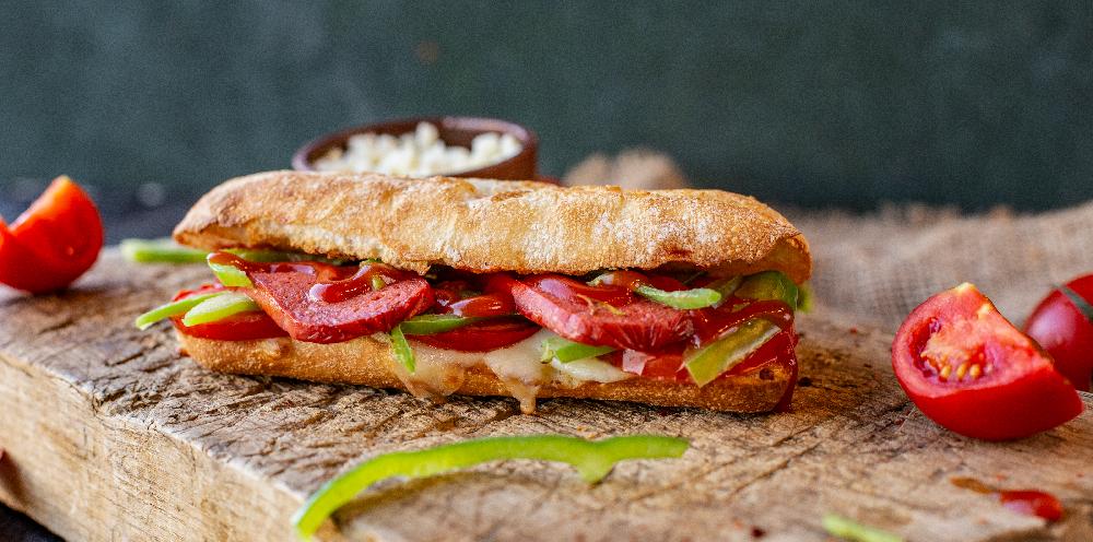 Salami kolbasa İlə sendviç