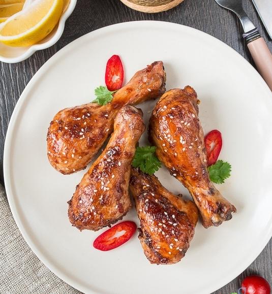 BBQ sous ilə toyuq budları