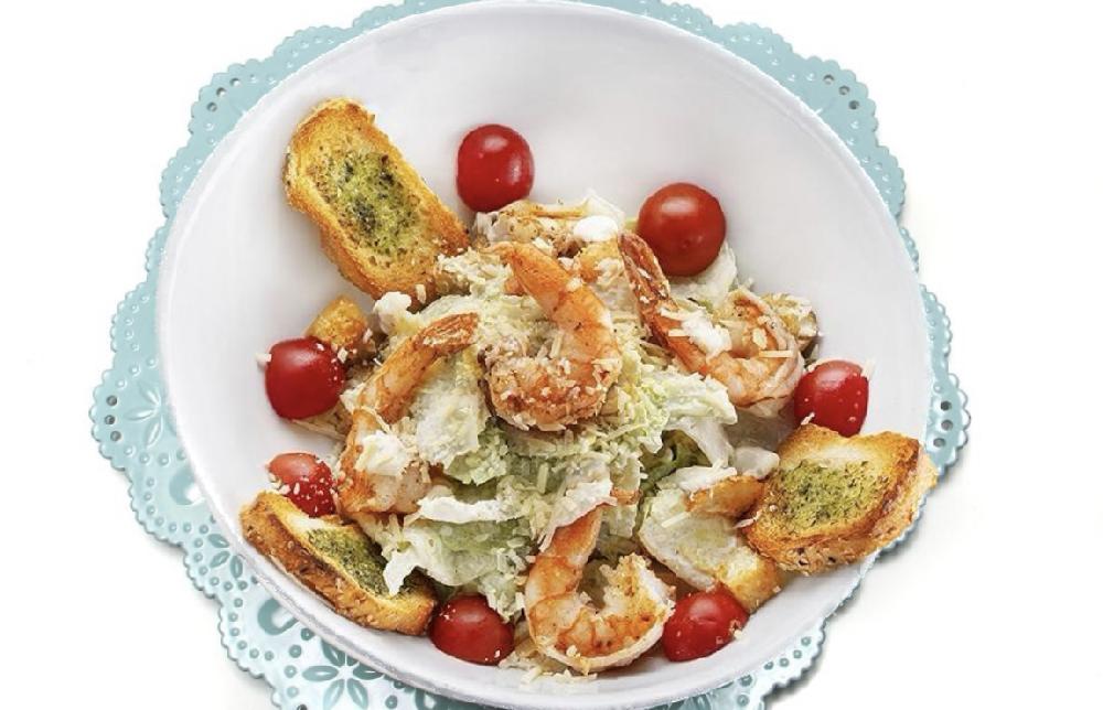 Sezar salatı krevetlə