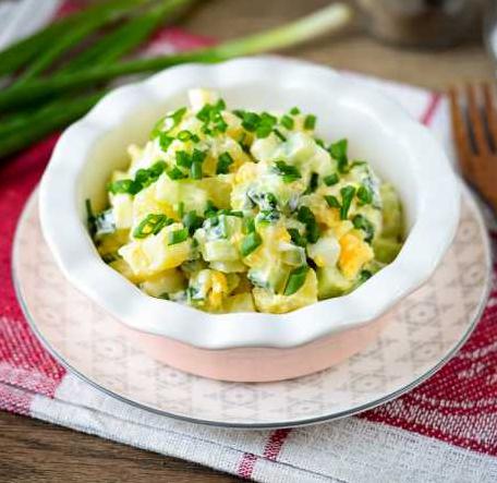 Karri kartof salatı