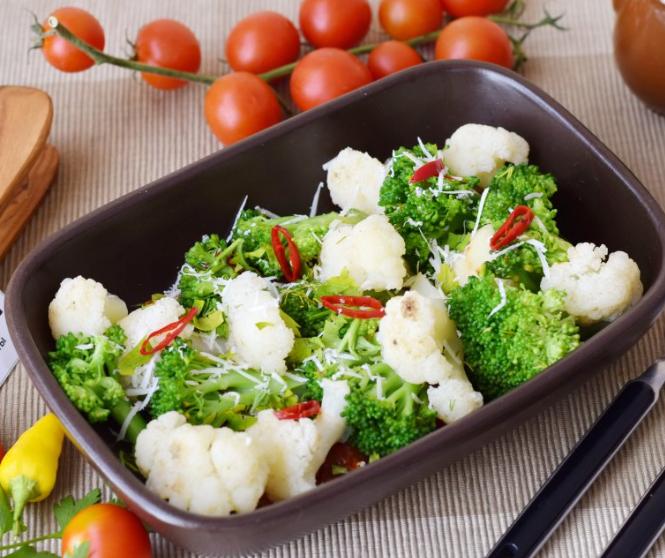 Gülkələmli brokoli salatı