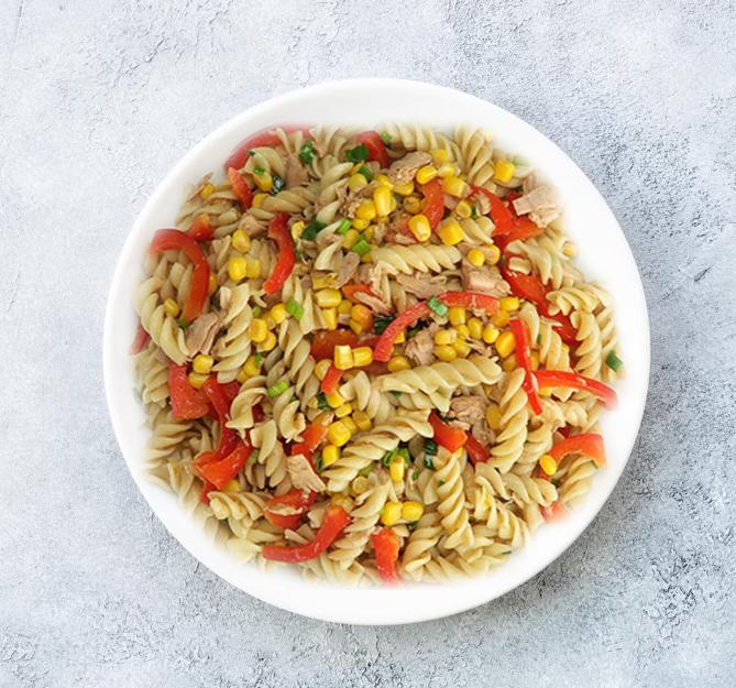 Sosisli makaron salatı