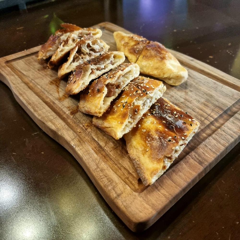 Kavurmalı kaşarlı pide