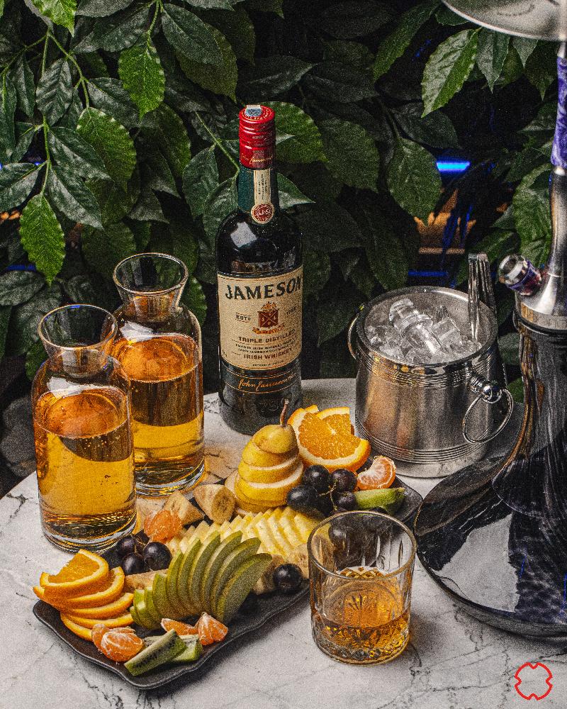 Premium Hookah, Jameson 0,7 L, Apple Juice 1 L, Fruit Plate