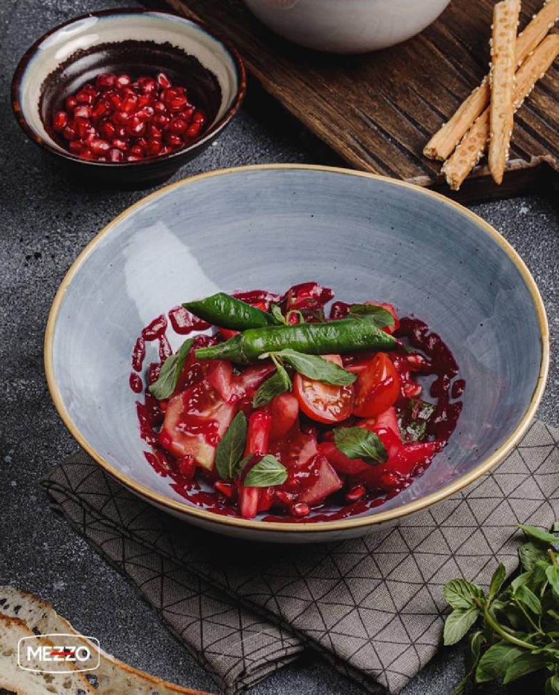 Pomidor salatı qırmızı soğan ilǝ albalı sousunda