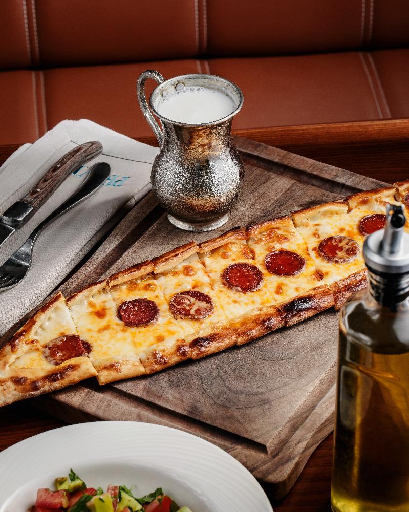 Kaşarlı sucuklu pide