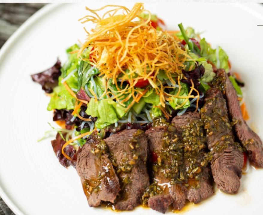 Manqalda qızardılmış dana əti, tərəvəz, salat və limonlu dressinq sousla