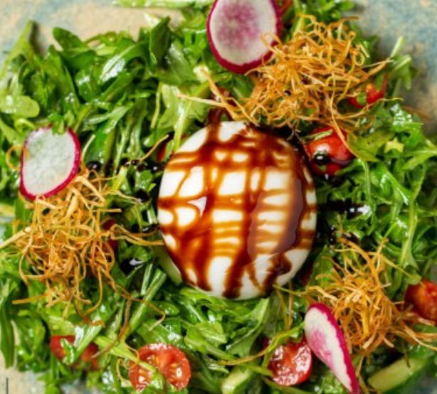Vegeterian salatı, buratta pendir ilə