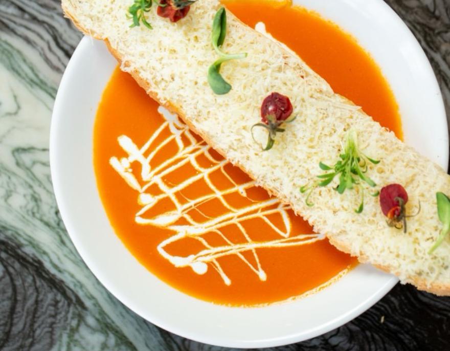 Pomidor şorbası, qızardılmış və ədviyyatlı kraker və parmezan pendiri ilə