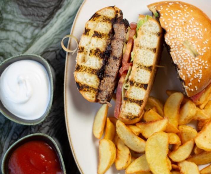 Burger dana əti və karamel sousla