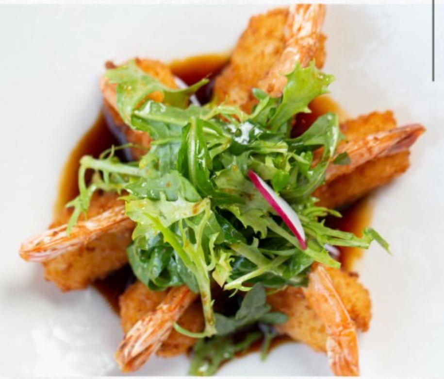 Panko olunmuş pələng krevetləri teriyaki-çili sousu ilə