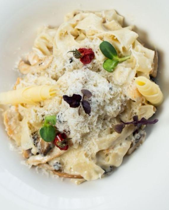 Fetuçini Toyuqlu və Trüfel Göbələk Pastası ilə