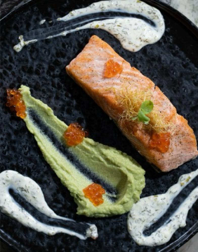 Qızardılmış qızılbalıq filesi, avokado püresi ilə Cafe de Paris sousu ilə