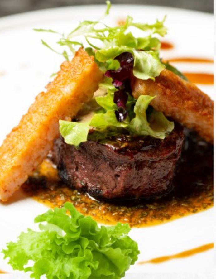 Qızardılmış dana əti tenderloin, krevetlə və baş aşbazdan xüsusi sousla