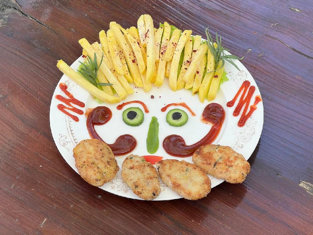 Kotlet toyuq ətindən kartof fri ilə  