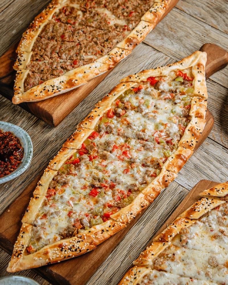 Kuşbaşılı pendirli pide