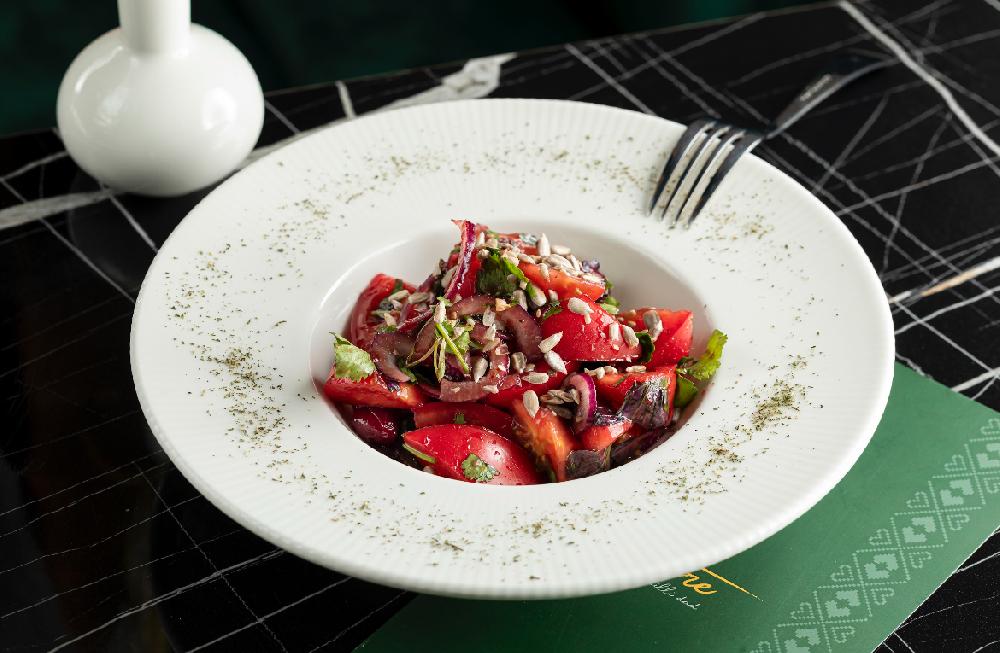 Pomidor-albalı salatı