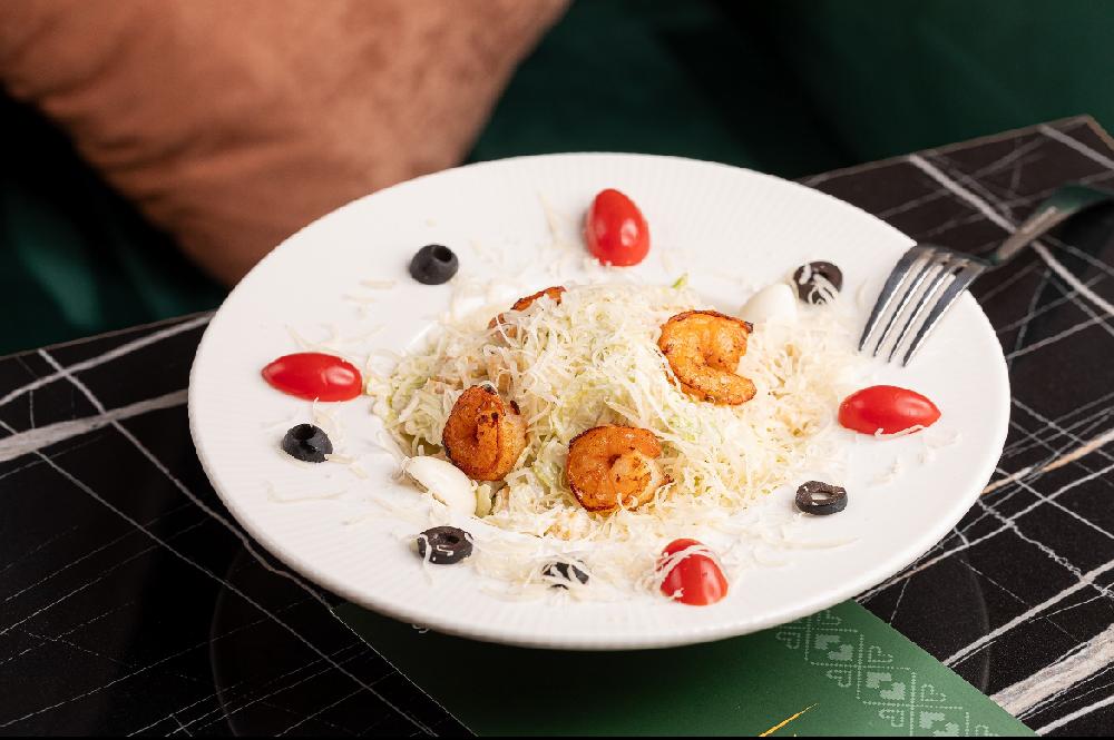 Sezar salatı krevetka ilə
