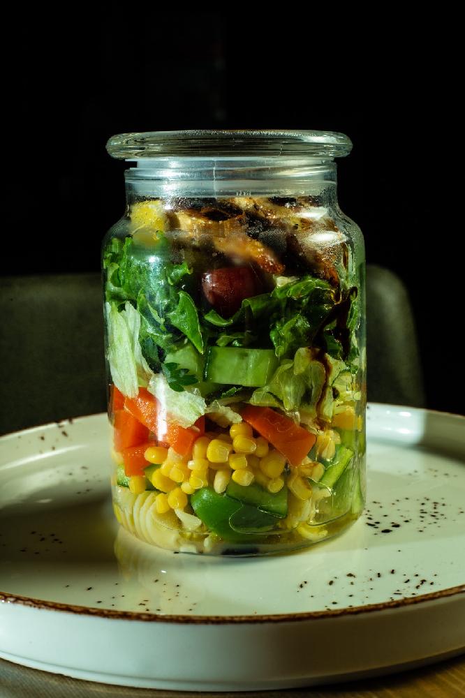 Makaronlu toyuq salatı 