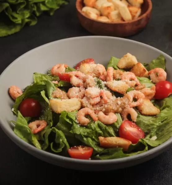 Sezar salatı krevet ilə
