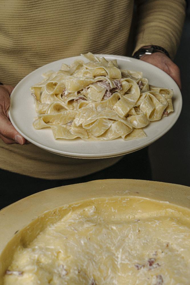 Parmezan çarxında papardelle