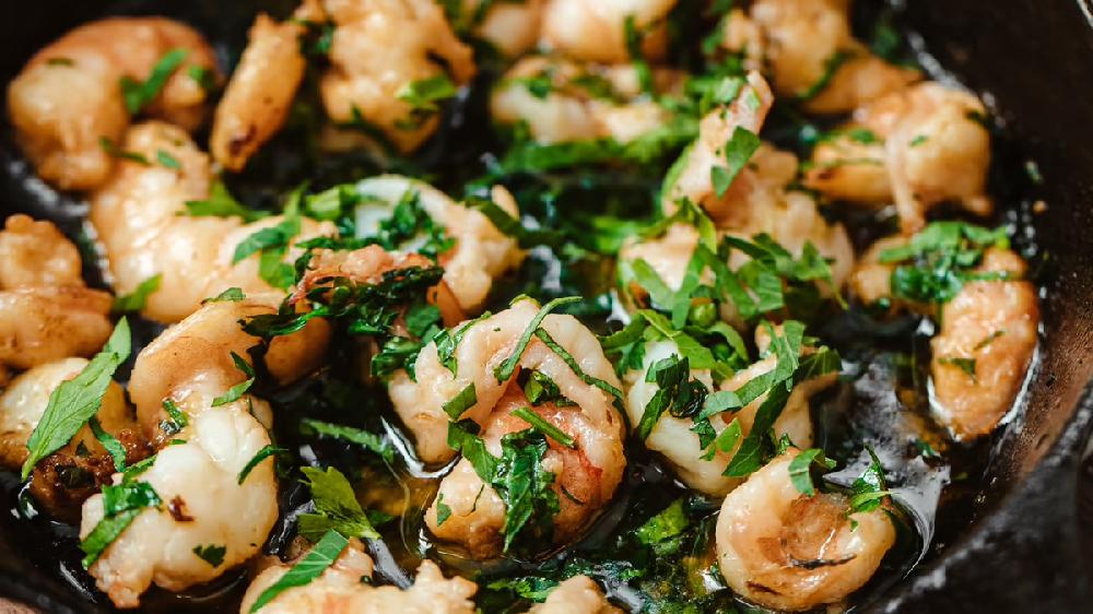 Rozmarin ilə krevetlər qrildə