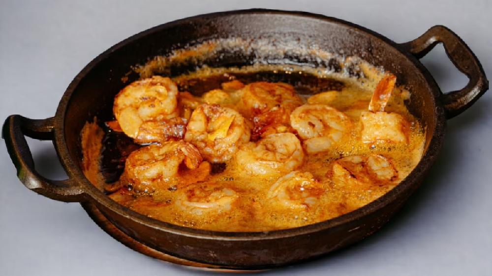 Sarımsaqlı krevetlər tavada